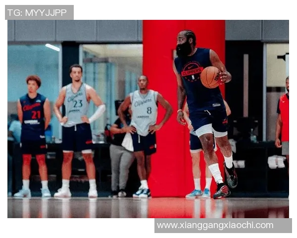 哈登再次当选最佳防守球员，接受球迷热情祝贺